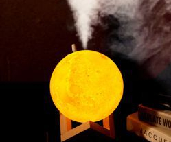Lampa Luna cu Difuzor Aromaterapie 3 lumini imprimata 3D cu touch + Stand Lemn 