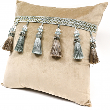 Perna decorativa din catifea bej-nude accesorizata 45x45 cm