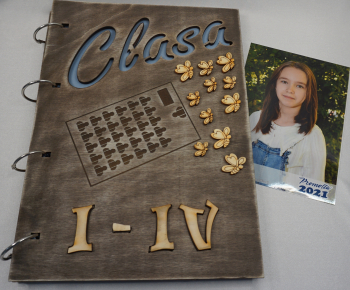 Album fotografii vintage clasa IV din lemn Clasa a IV a 
