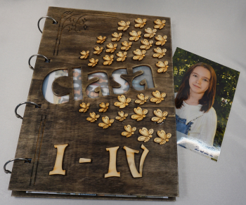 Album fotografii vintage din lemn A4 Absolvent Clasa a IV a 