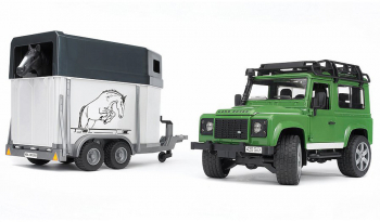 Masina de teren Land Rover Defender cu remorca si cal Bruder 