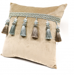 Perna decorativa din catifea bej-nude accesorizata 45x45 cm