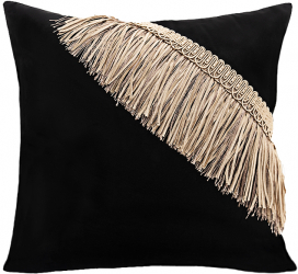 Perna decorativa 45/45 din catifea neagra accesorizata cu franjuri