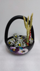 Decoratiune de paste-cos ceramic cu toarta si 11 oua incondeiate 