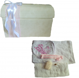 Trusou complet pentru botez fata Handmade Minis Boutique in cufar nude 