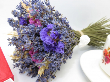 Set cadou 3 piese pentru ea buchet de lavanda brosa din lana impletita manual si ceasca cafea - ILIF1029 - 23h Events