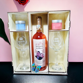 Set cadou cuplu 2 pahare personalizate si o sticla de vin 