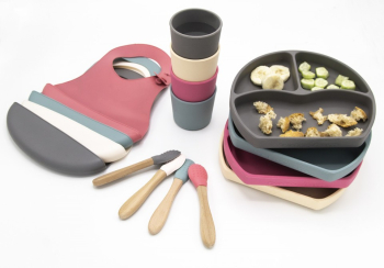 Set diversificare 4 piese din silicon BabyJem bavetica farfurie lingurita si pahar Culoare Latte 