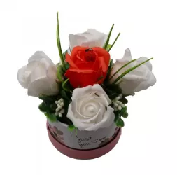 Aranjament Floral Cutie Trandafiri 4 Trandafiri Albi din Sapun si unul Portocaliu 