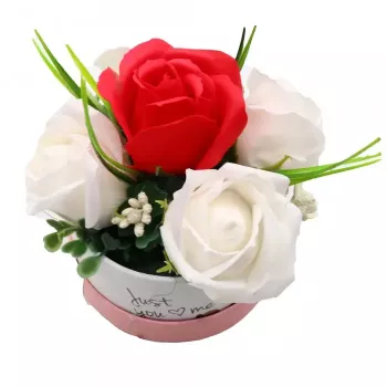 Aranjament Floral Cutie Trandafiri 4 Trandafiri Albi din Sapun si unul Rosu 