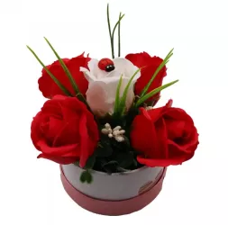 Aranjament Floral Cutie Trandafiri 4 Trandafiri Rosii din Sapun si unul Alb 
