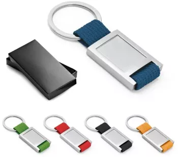 Breloc din metal si curele textile in cutie cadou 