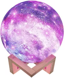 Lampa de veghe cu telecomanda in forma de luna cu stele 3D Moon Light 7 culori alimentare baterii stand din lemn inclus 15 cm Flippy 