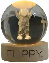 Lampa LED Decorativa Flippy cu Bila de Cristal cu Diametru 6cm Model Astronaut 3D Alimentare USB Suport din Lemn Lumina Alb Cald 