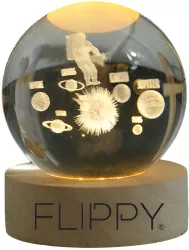 Lampa LED Decorativa Flippy cu Bila de Cristal cu Diametru 6cm Model Astronaut in Galaxie 3D Alimentare USB Suport din Lemn Lumina Alb 