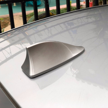 Antena auto activa AM - FM tip SHARK TAIL culoare GRI ARGINTIU 