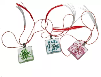 Set 3 martisoare Pandantiv patrat 2x2 7 CM cu flori uscate in rasina A 