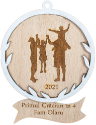 Glob de Craciun Personalizat Familie HH896 din Lemn Model Primul Craciun in 4 