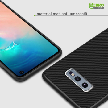 Husa Carbon Skin pentru Samsung S10e - Silicon ultaslim fibra sintetica suprafata mata - Gekko Mobile 
