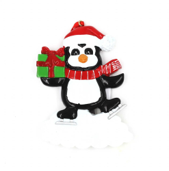 Decoratiune cu magnet - Pinguin cu cadou fes fular si patine 