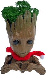 Figurina Baby Groot Love vopsita manual multicolor cu licheni stabilizati inaltime 13 cm Christmas Edition 