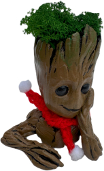 Figurina Baby Groot Meditating vopsita manual multicolor cu licheni stabilizati inaltime 13 cm Christmas Edition 