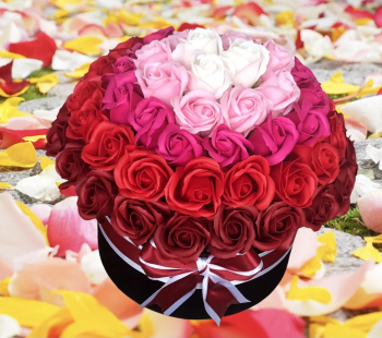 Aranjament floral personalizabil Eventissimi Cutie cadou 63 Trandafiri Multicolor 