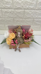 Aranjament floral personalizabil Eventissimi cutie cadou carte balerina trandafiri criogenati si plante uscate multicolor