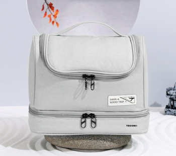 Geanta textila de voiaj unisex pentru depozitare si transport articole cosmetice Tecos® dimensiuni 25 11 20 centimetri cu agatatoar 