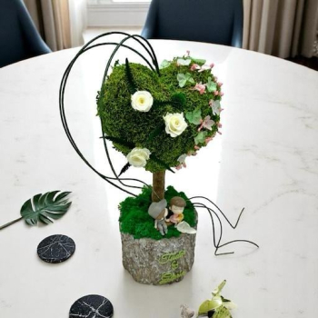 Aranjament floral personalizabil mediu 38 cm tip copacel sau pomisor in forma de inima cu muschi si licheni naturali stabilizati miniroze 