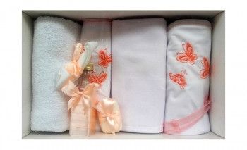 Trusou pentru botez 7 piese brodat cu figurina Fluturi Little Angel somon 