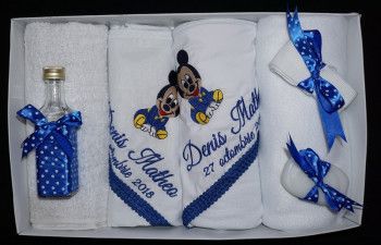 Trusou pentru botez 7 piese brodat cu figurina Mickey Mouse Little Angel albastru 