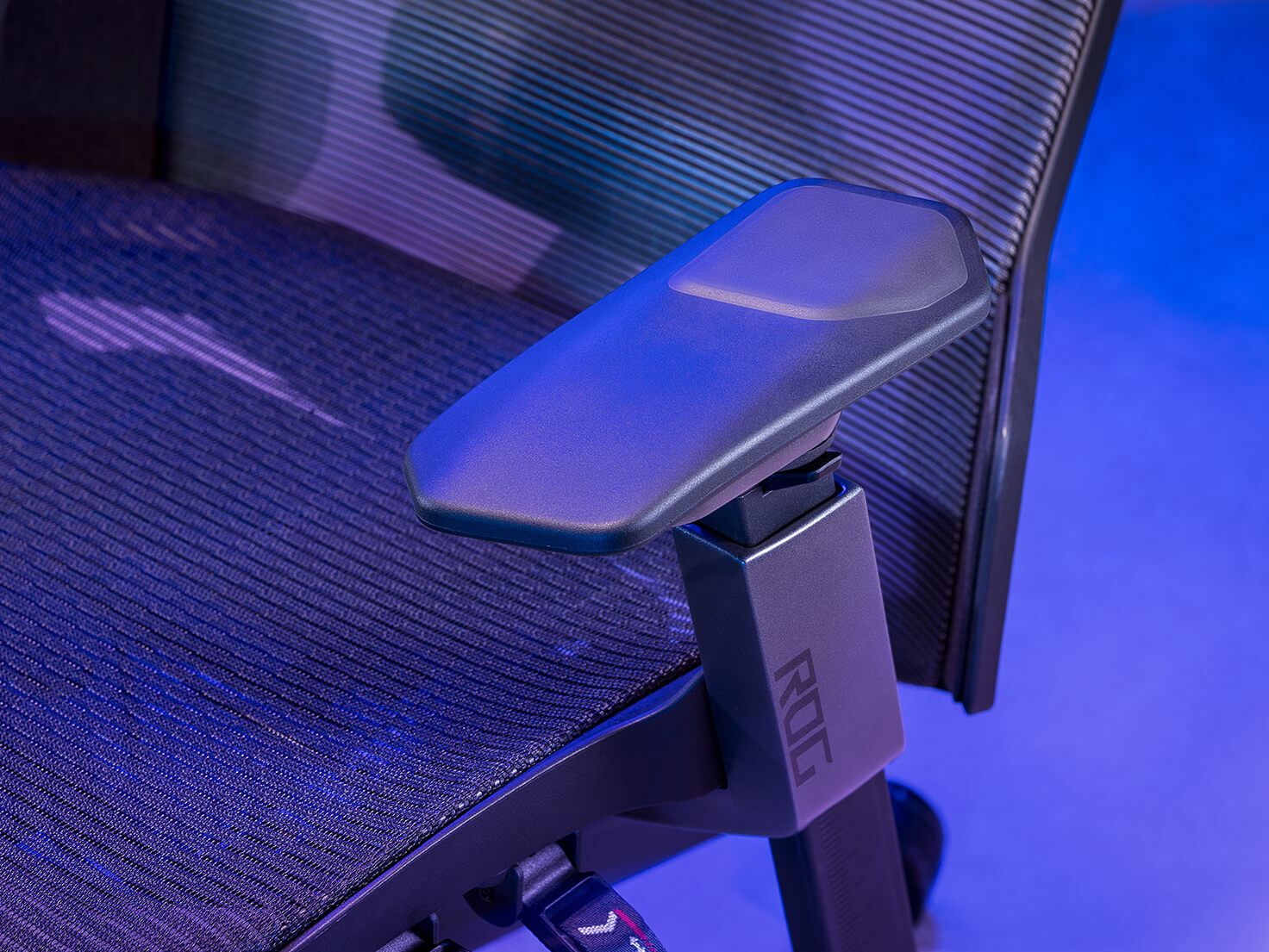 Scaung gaming ASUS ROG DESTRIER ERGO design Cyborg panou acustic detasabil