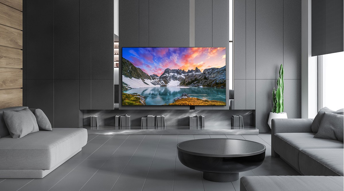 Egy luxusminőségű ház, ahol a TV-ben egy légi felvétel látható a természetről